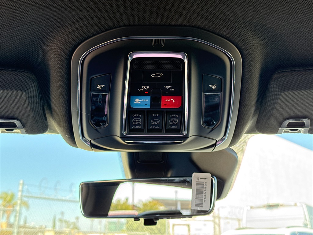 2025 Jeep Grand Cherokee Overland photo 23