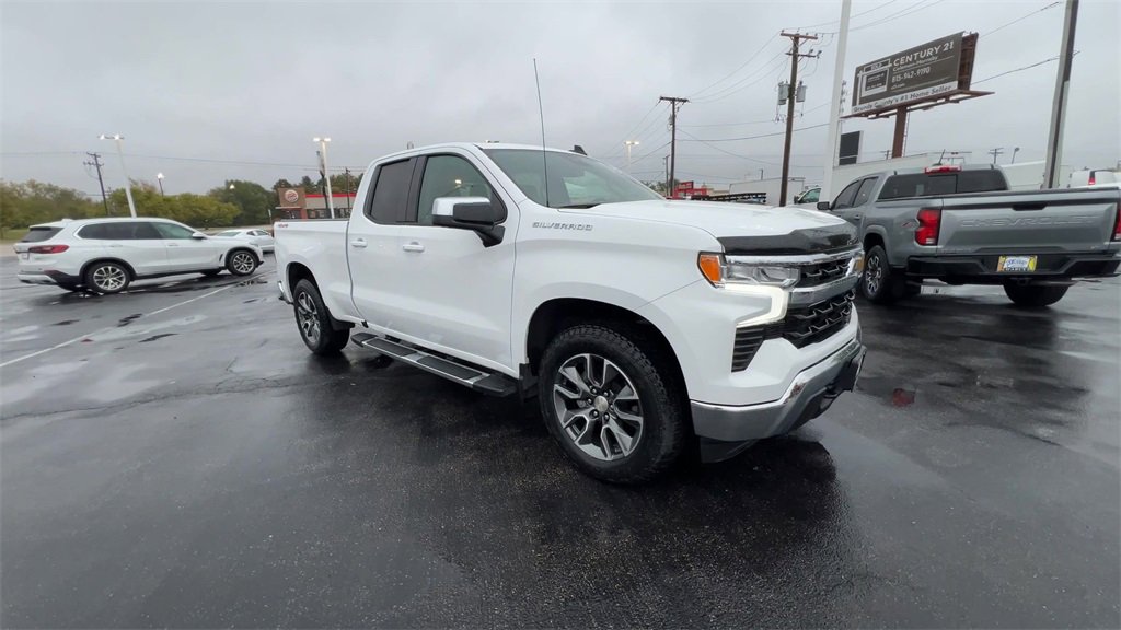 2023 Chevrolet Silverado 1500 LT photo 2