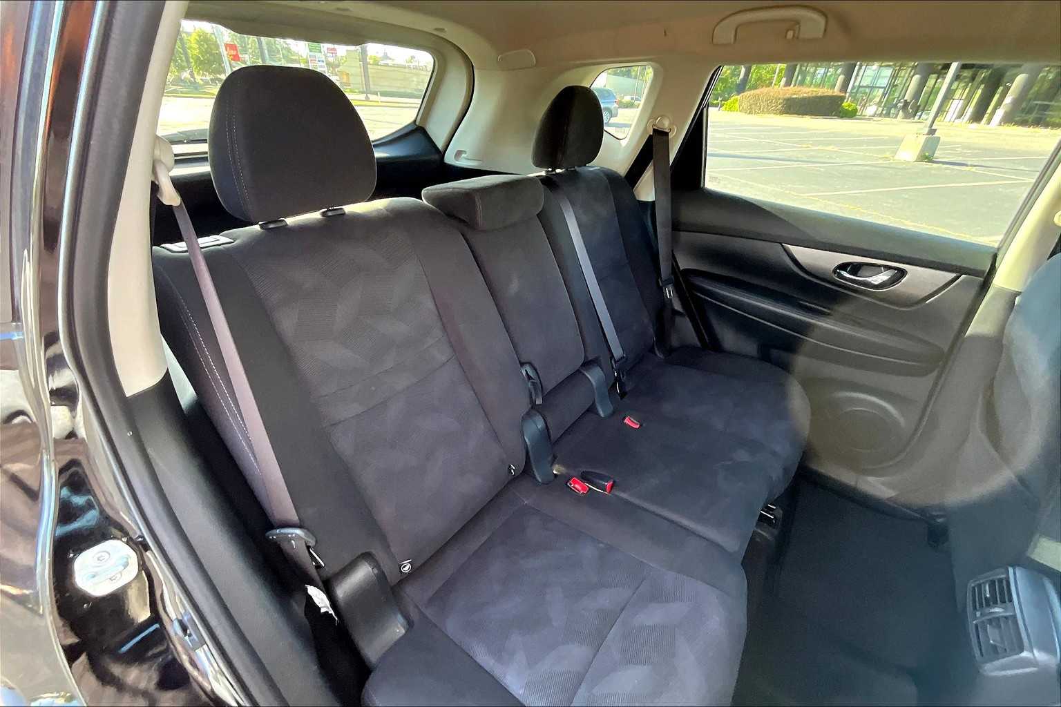 2015 Nissan Rogue SV photo 18