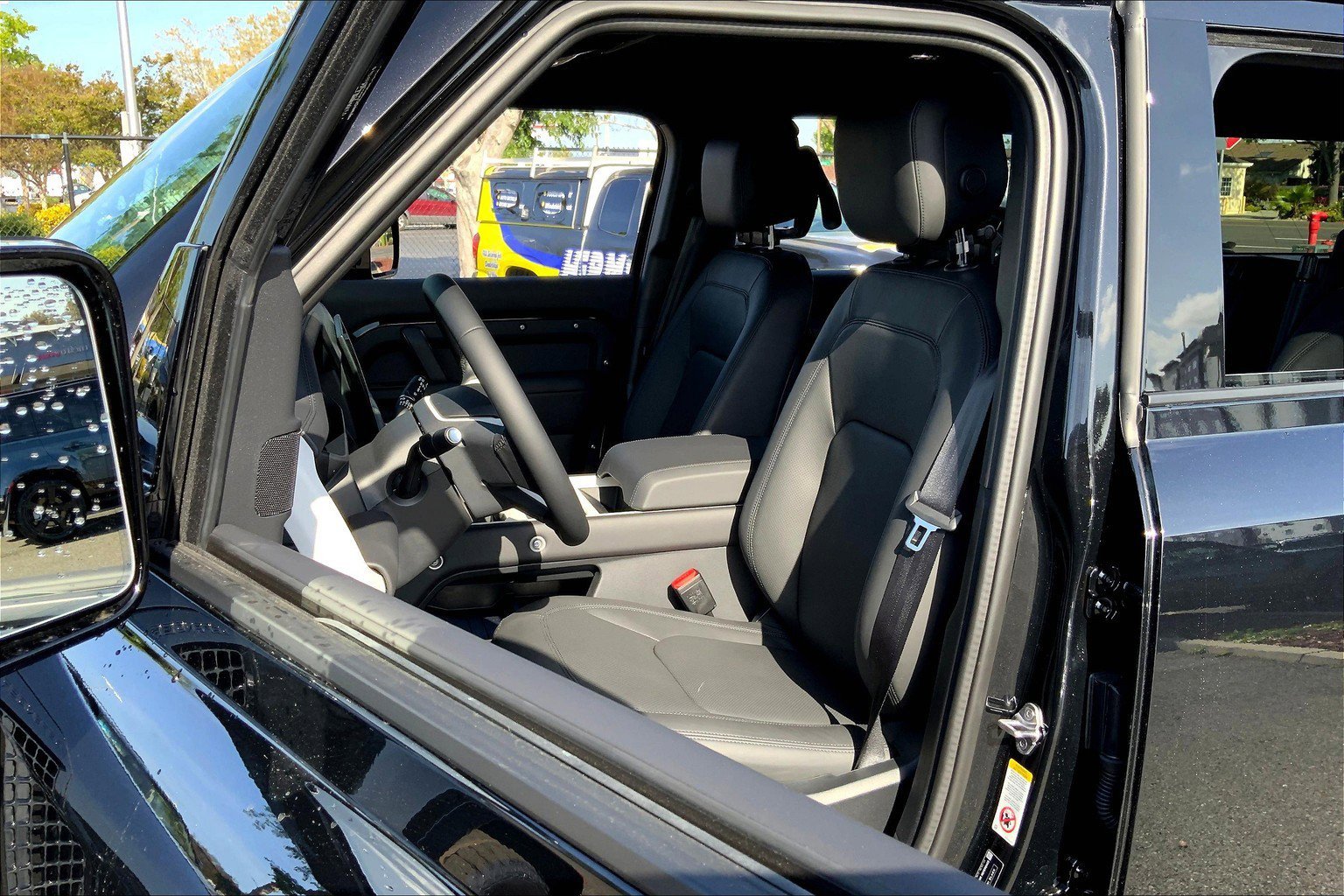 2025 Land Rover Defender 130 X-Dynamic SE photo 8