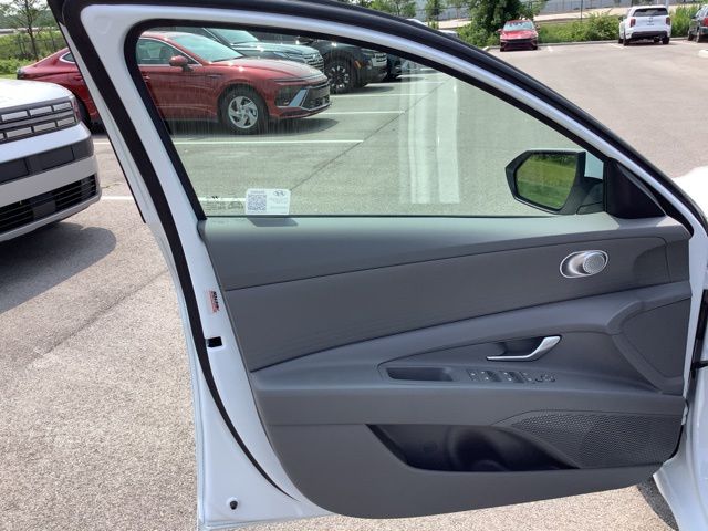 2024 Hyundai Elantra SE photo 25