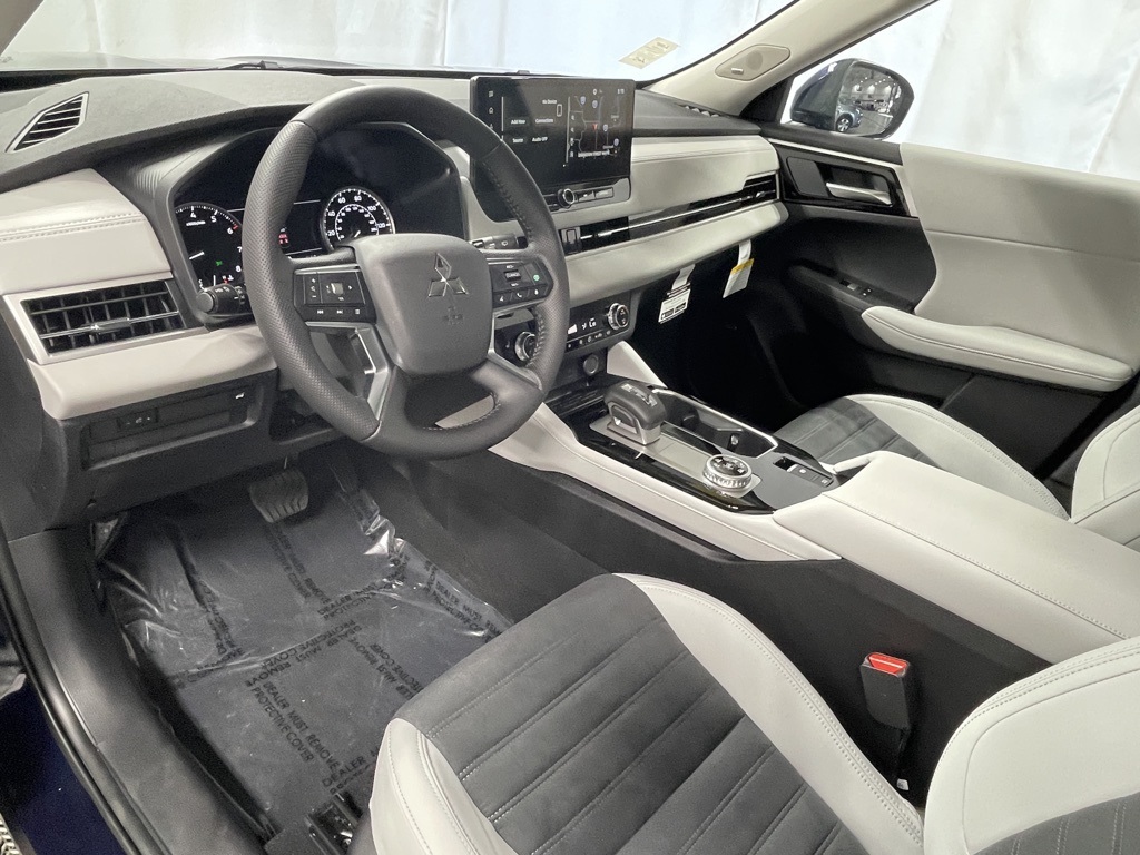 2025 Mitsubishi Outlander SE photo 15