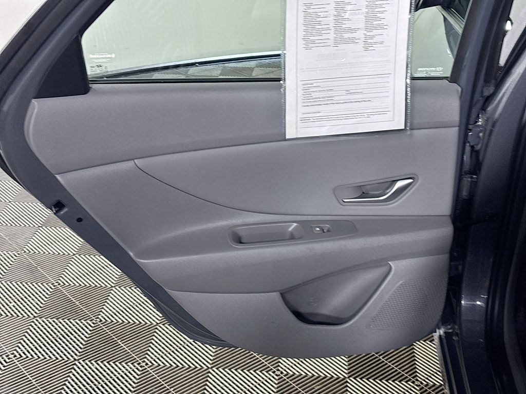 2023 Hyundai Elantra SEL photo 17