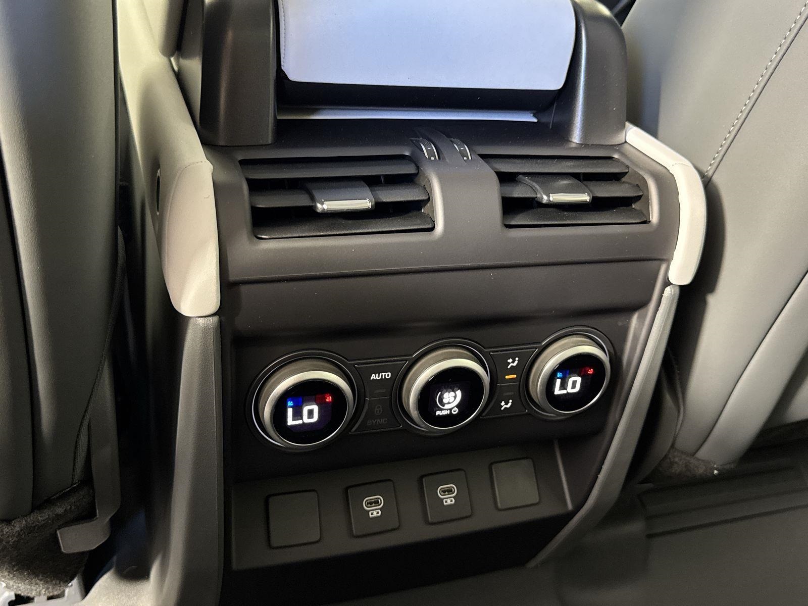 2025 Land Rover Defender 130 S photo 27