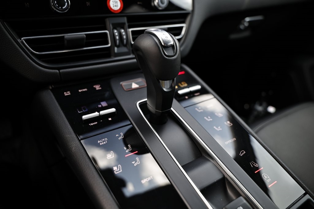2024 Porsche Macan T photo 40