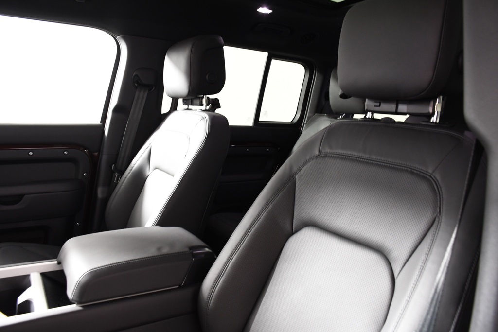 2025 Land Rover Defender 130 X-Dynamic SE photo 16