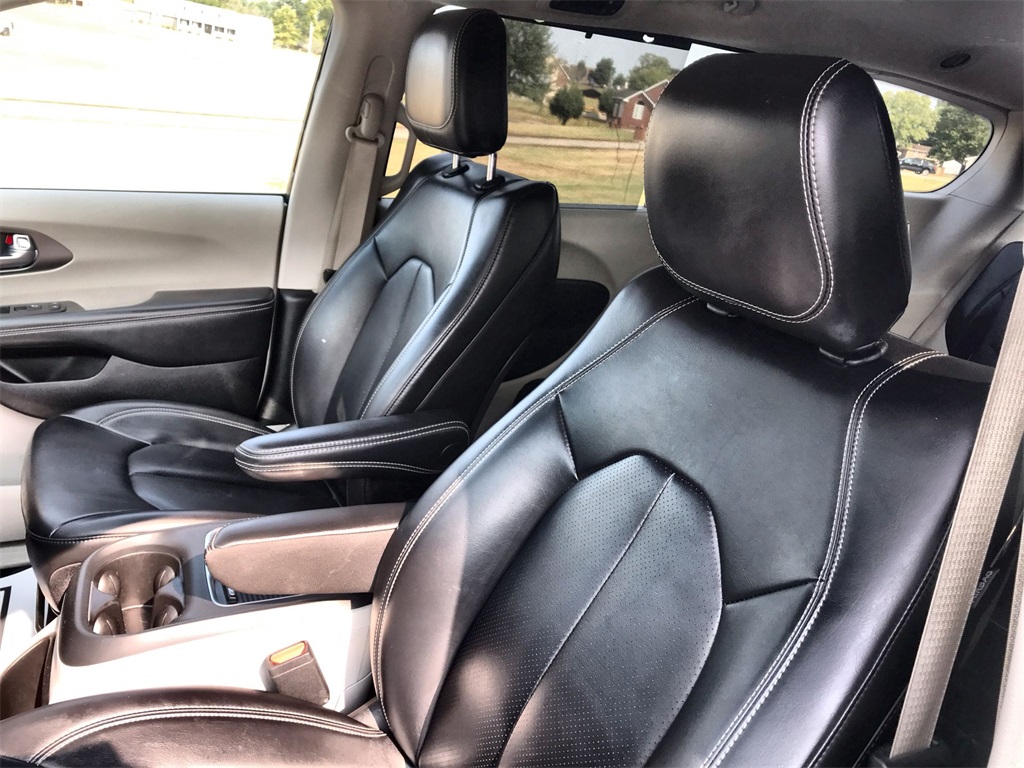 2023 Chrysler Pacifica Touring L photo 10