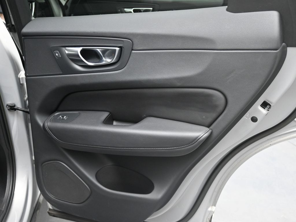 2023 Volvo XC60 B5 Plus photo 16