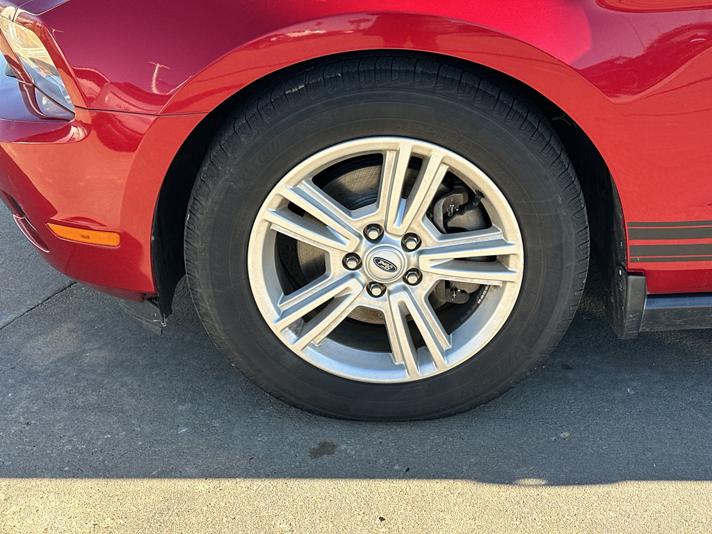 2011 Ford Mustang V6 photo 3