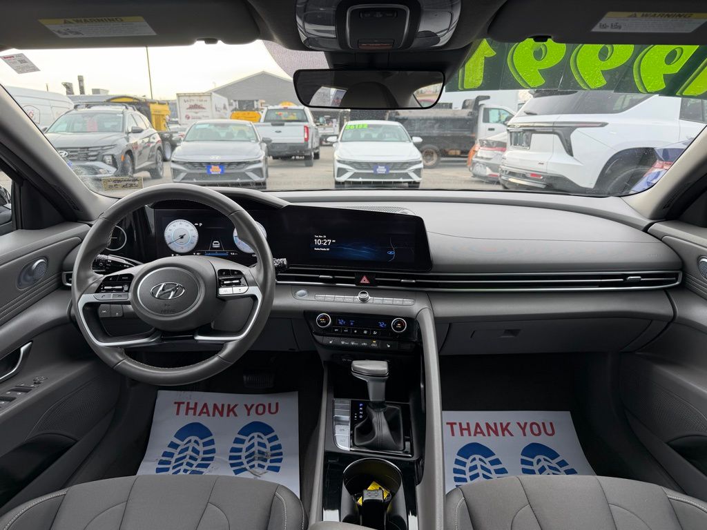 2023 Hyundai Elantra SEL photo 4