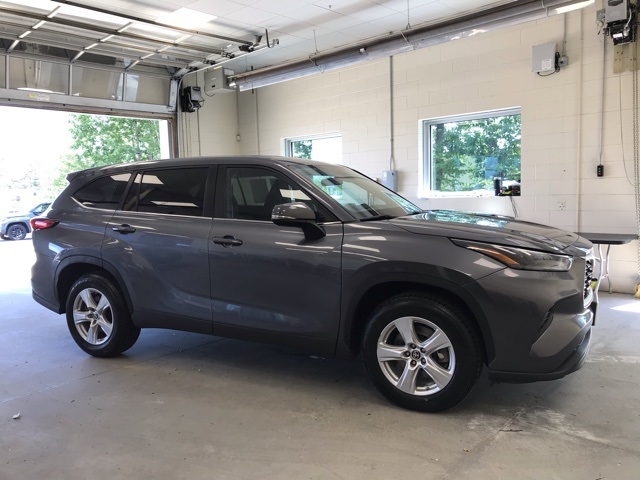 2023 Toyota Highlander L photo 2