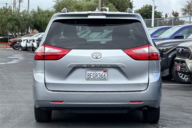 2018 Toyota Sienna XLE photo 5