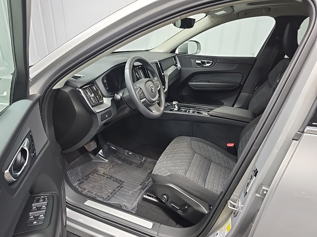 2023 Volvo XC60 B5 Core photo 28