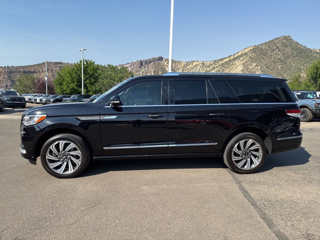 2023 Lincoln Navigator L Reserve photo 2