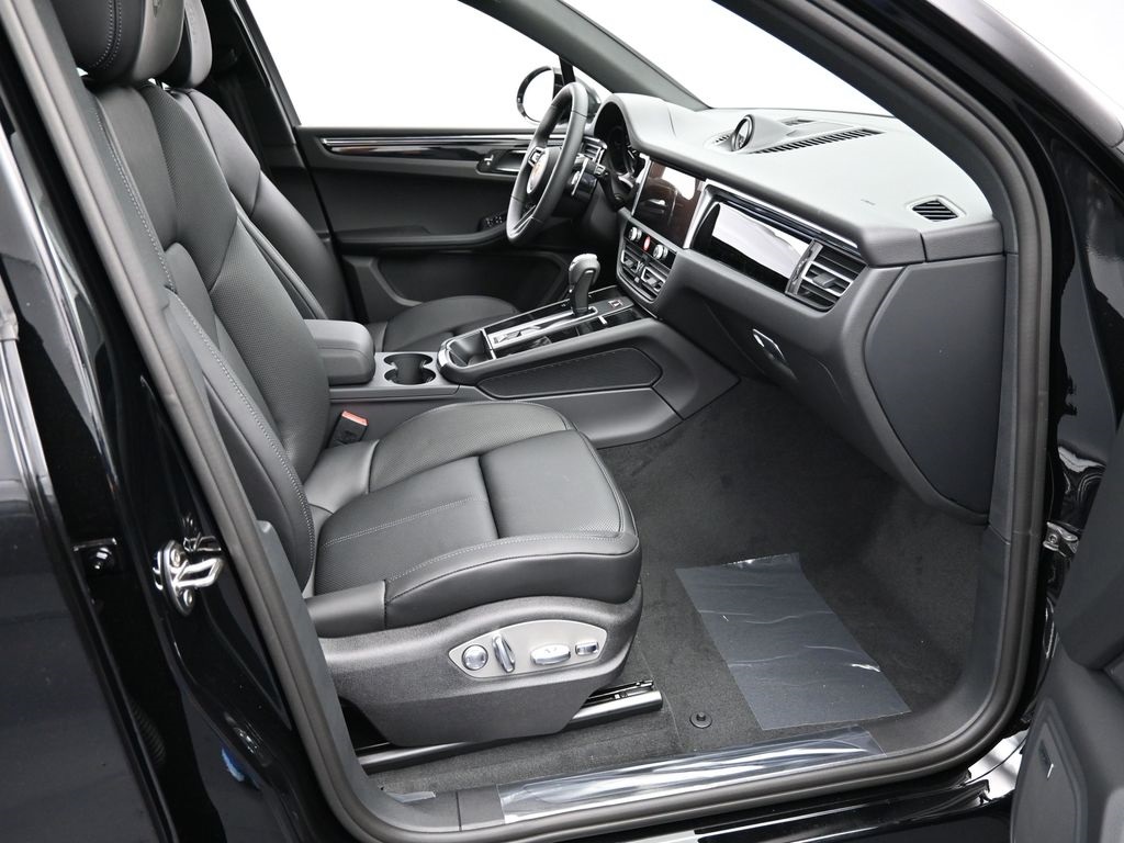 2026 Porsche Macan T photo 19
