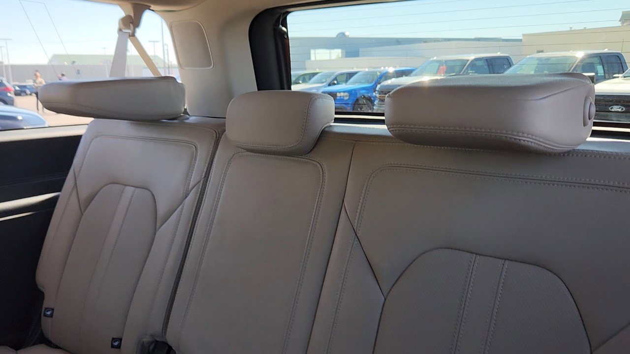 2023 Ford Expedition MAX Limited photo 16