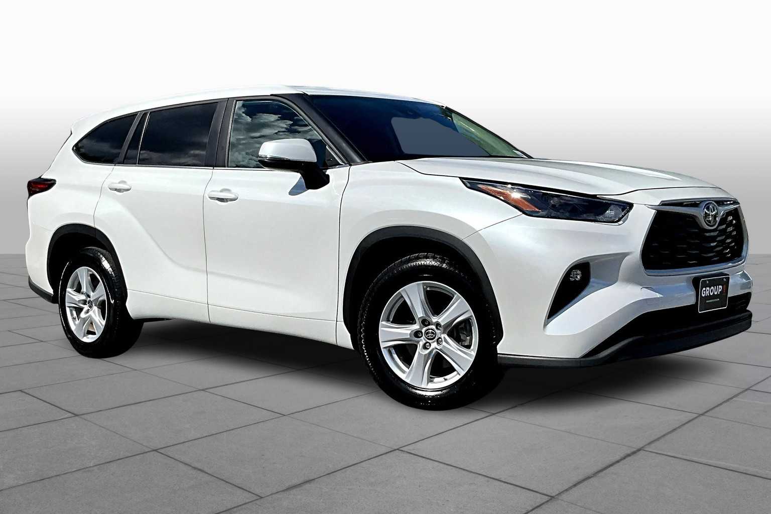 2023 Toyota Highlander LE photo 2