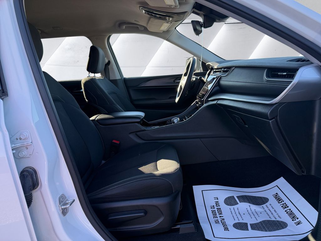 2023 Jeep Grand Cherokee Laredo photo 12