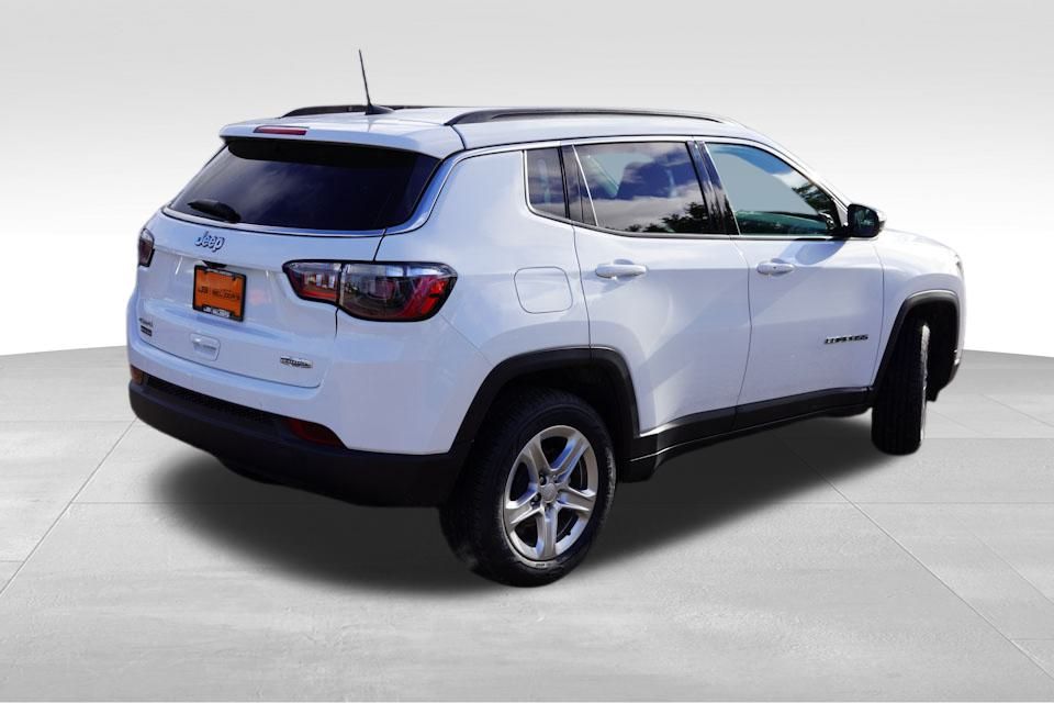 2024 Jeep Compass Latitude photo 3