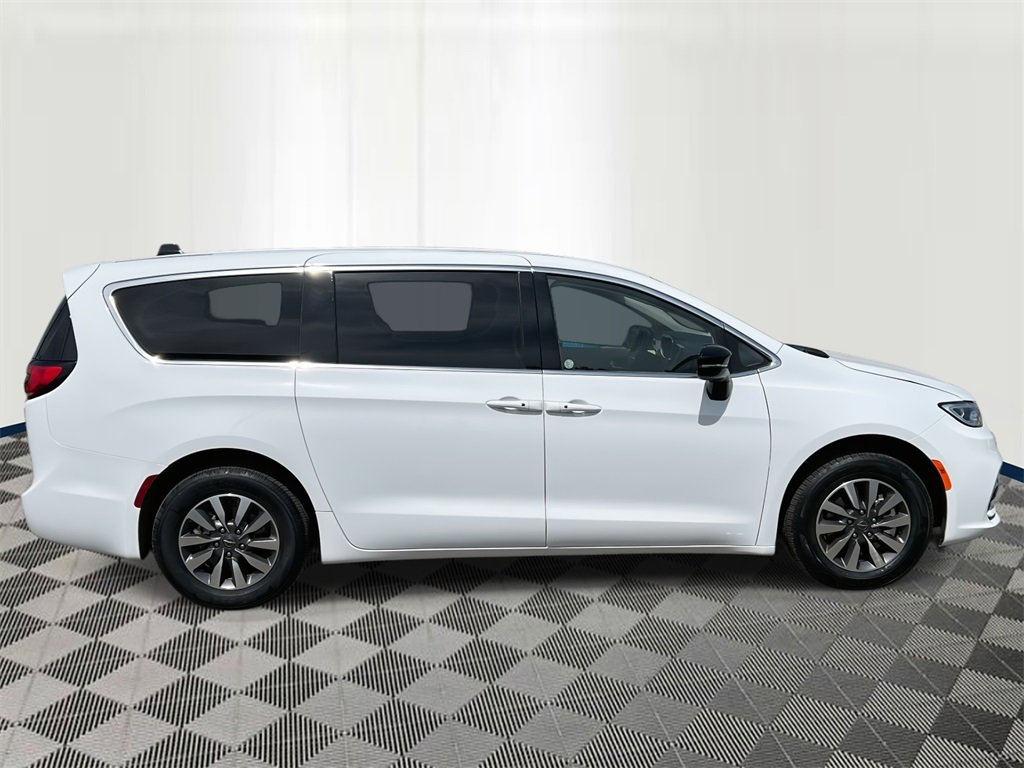 2024 Chrysler Pacifica Hybrid photo 4