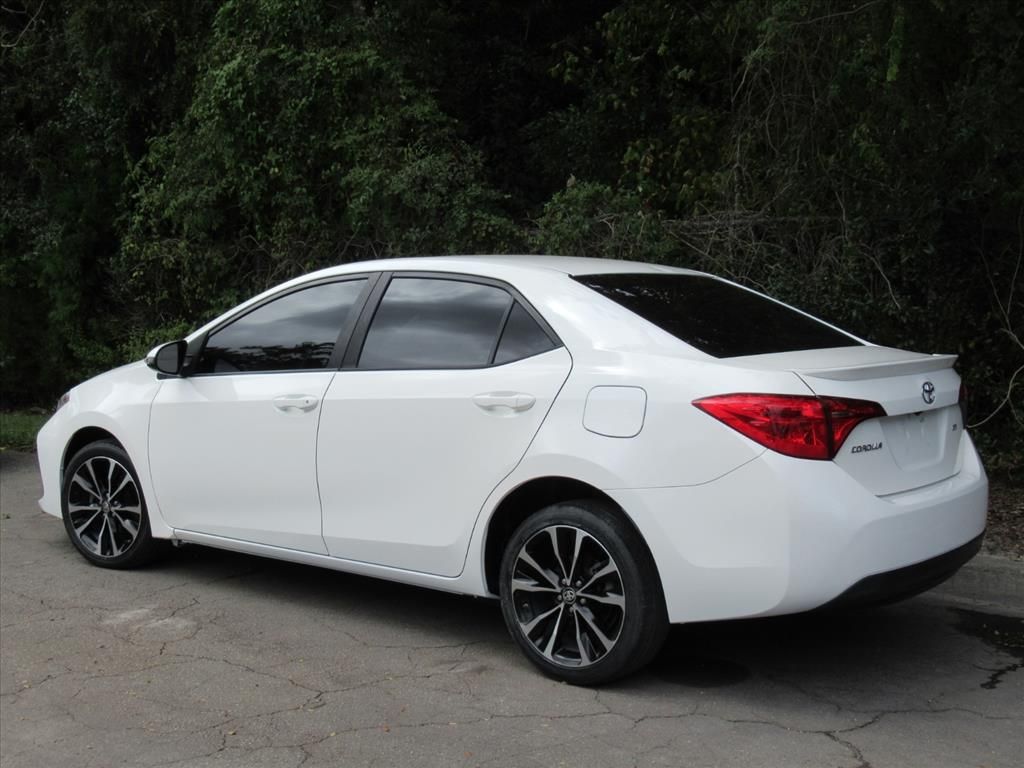 2017 Toyota Corolla SE photo 3