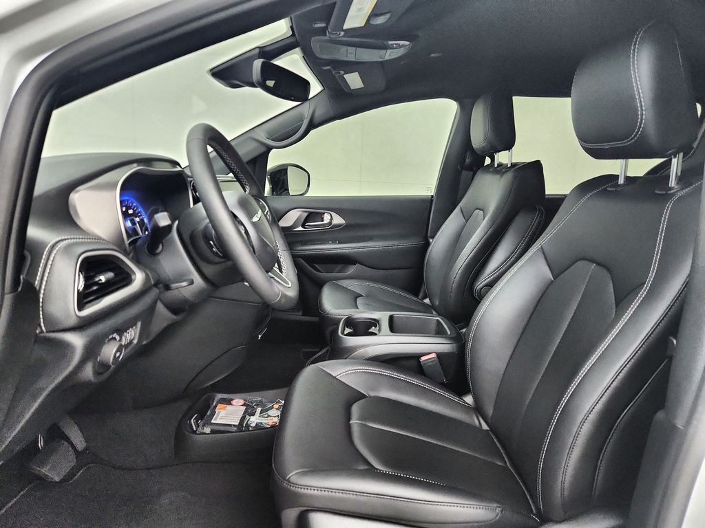 2026 Chrysler Pacifica photo 2