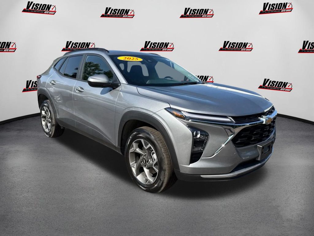 2025 Chevrolet Trax LT photo 3
