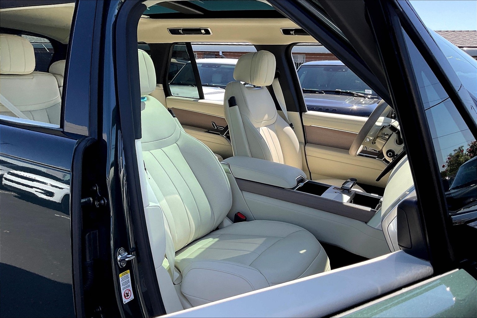 2025 Land Rover Range Rover SE photo 30