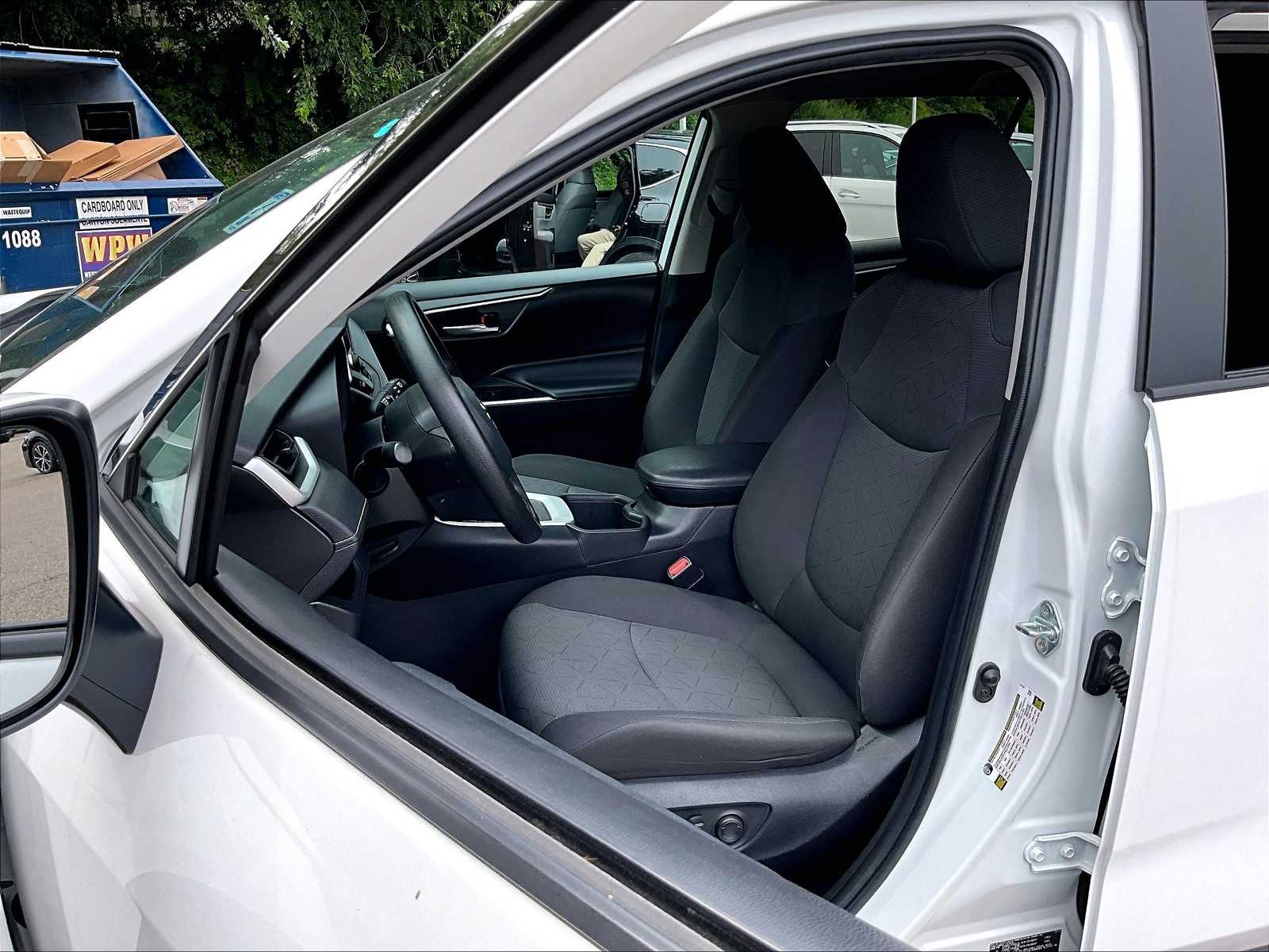 2023 Toyota RAV4 XLE photo 19