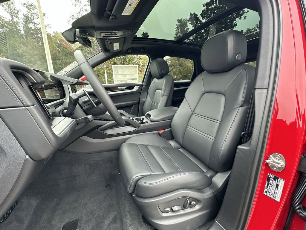 2025 Porsche Cayenne Base photo 13