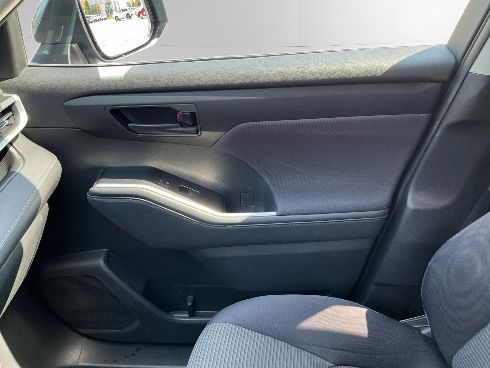 2020 Toyota Highlander LE photo 8