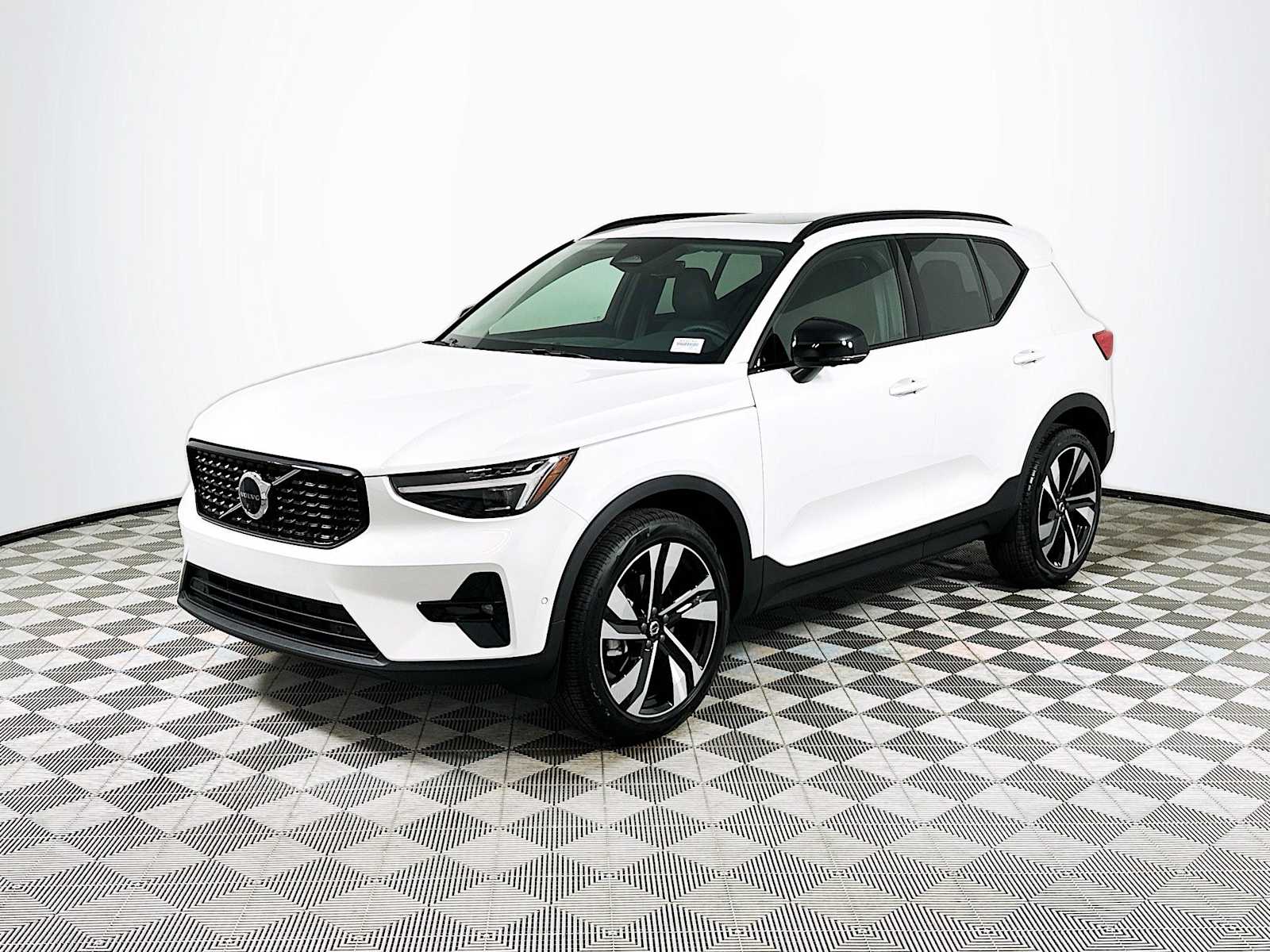 2025 Volvo XC40 AWD photo 3