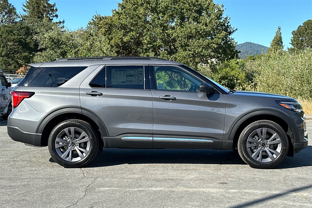 2025 Ford Explorer photo 3