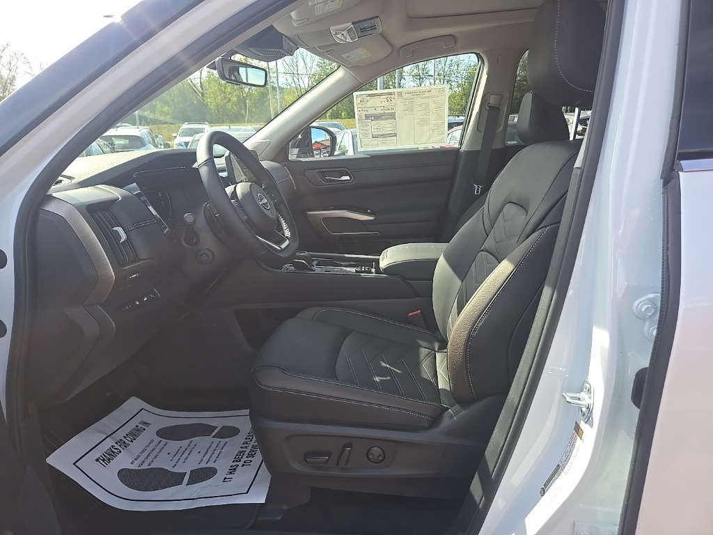 2025 Nissan Pathfinder Platinum photo 8