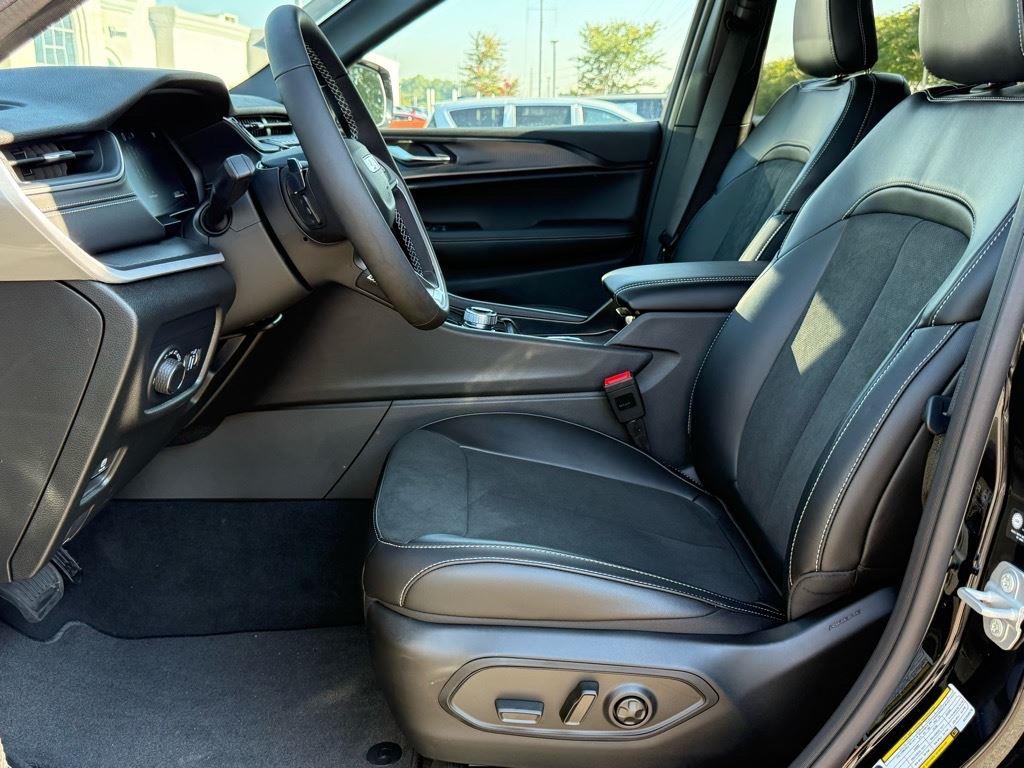 2025 Jeep Grand Cherokee Altitude photo 3