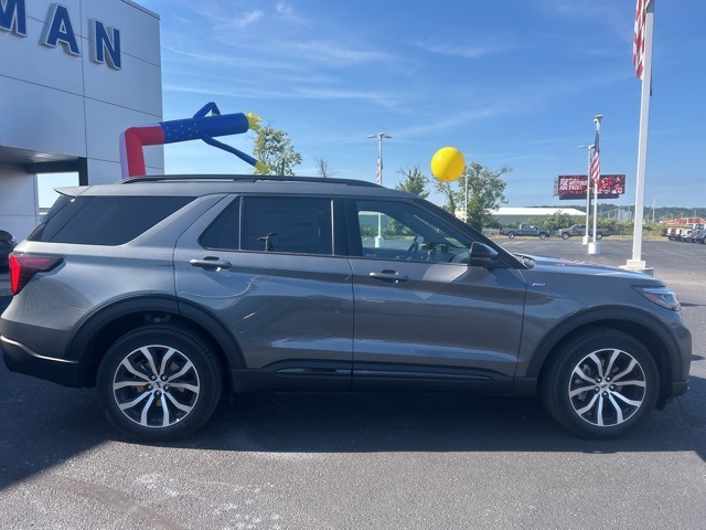 2025 Ford Explorer ST-Line photo 4