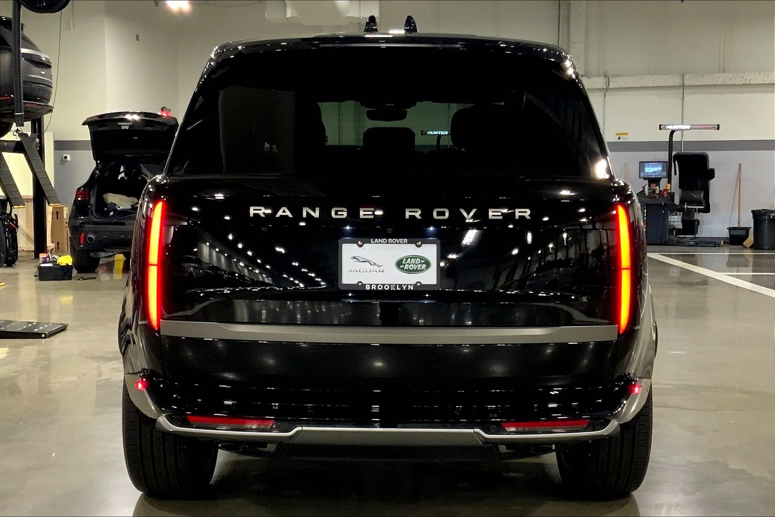 2025 Land Rover Range Rover SE photo 2