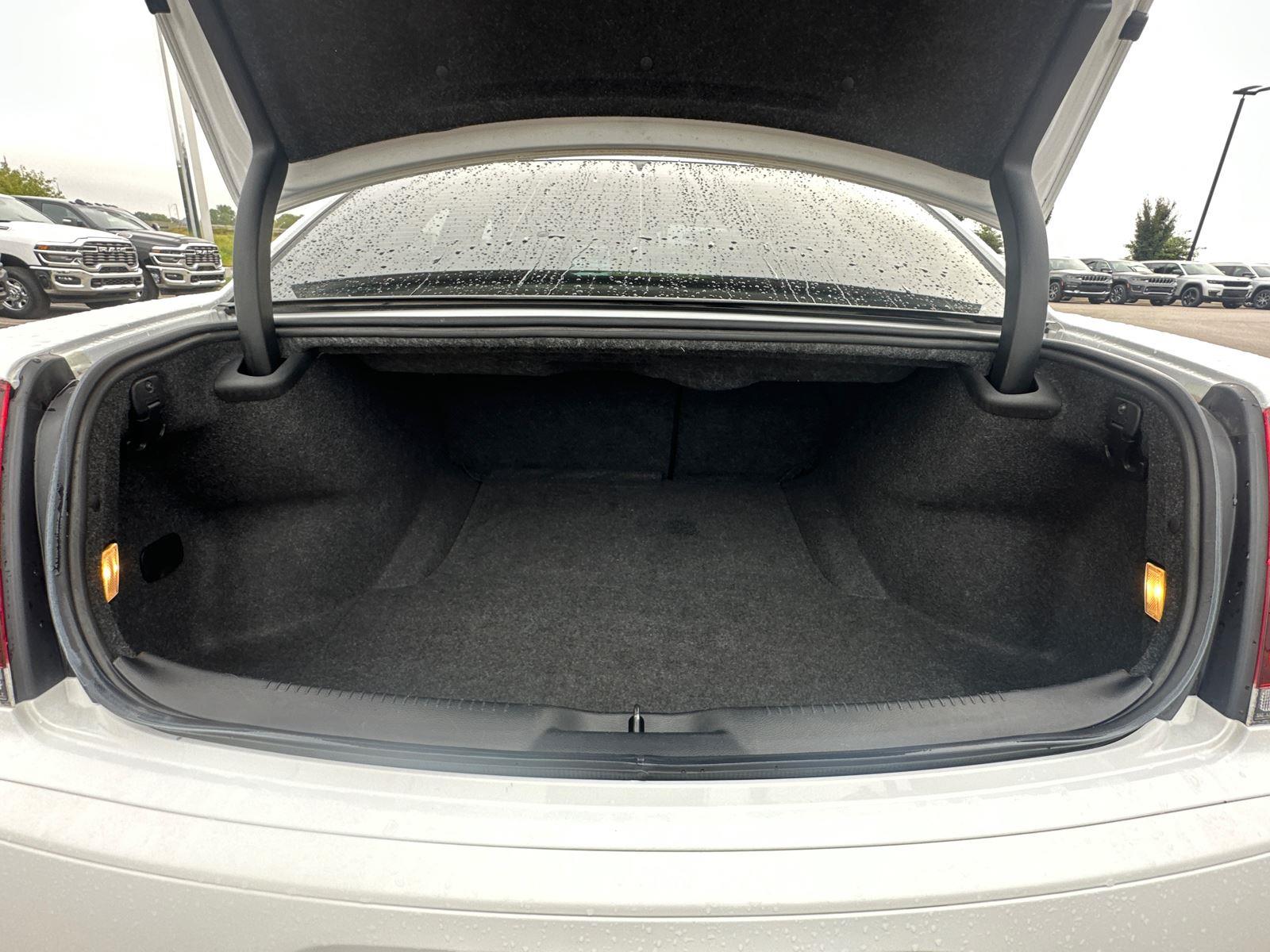 2020 Chrysler 300 photo 24
