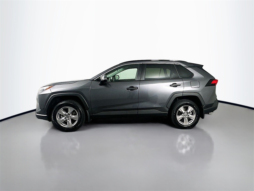 2022 Toyota RAV4 XLE photo 6