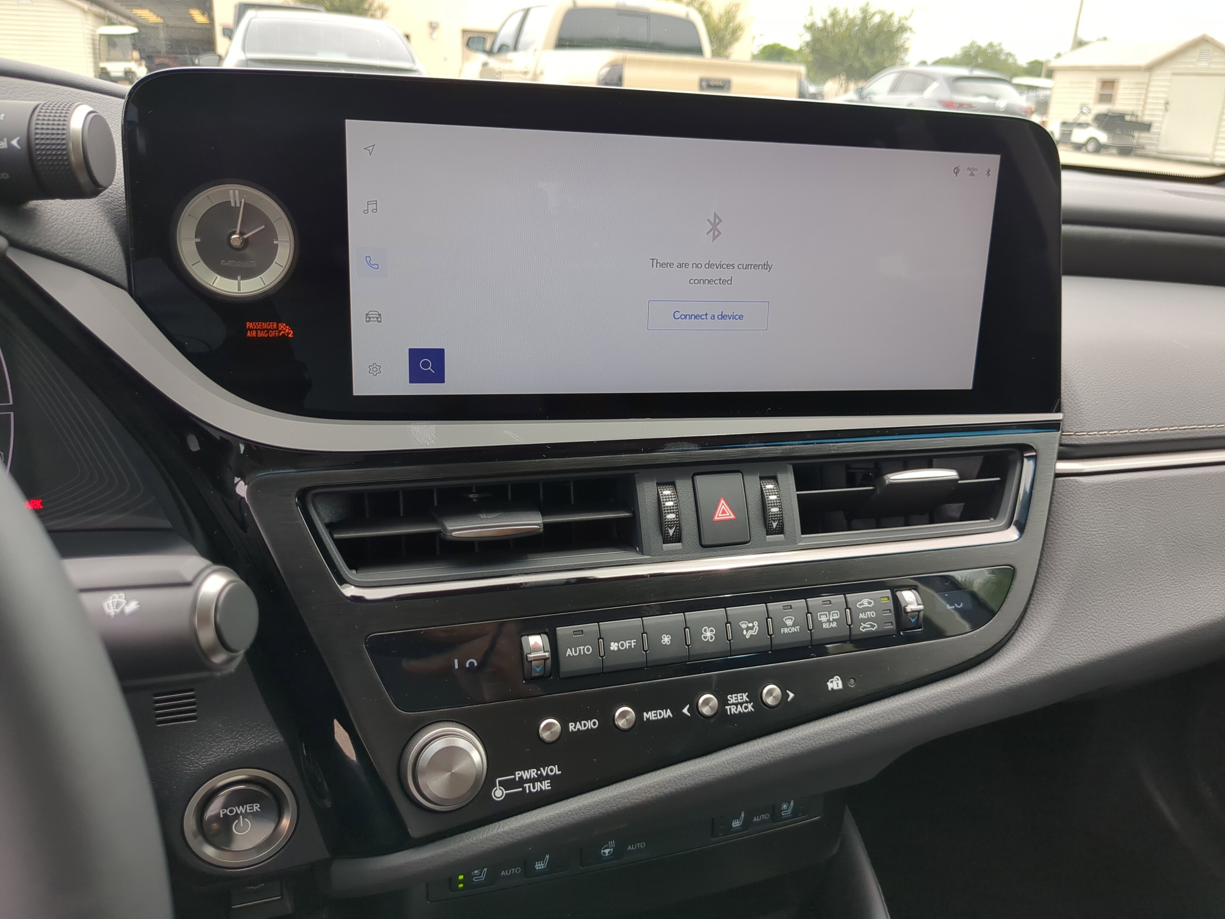 2025 Lexus ES 300h photo 17
