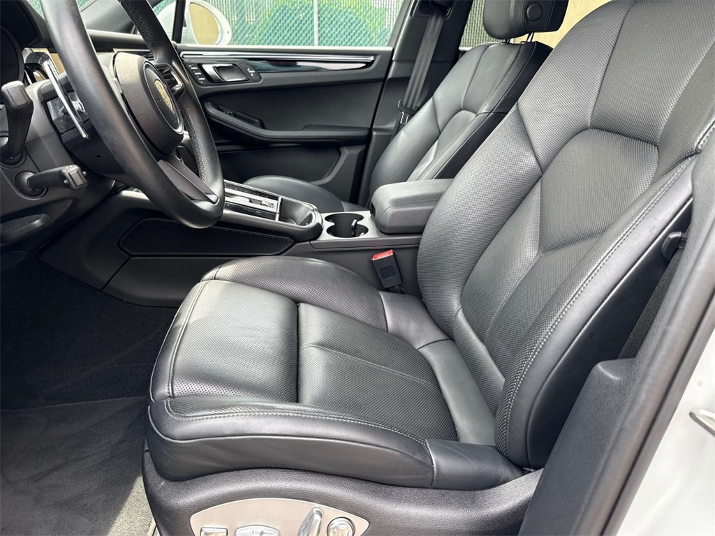 2024 Porsche Macan T photo 4