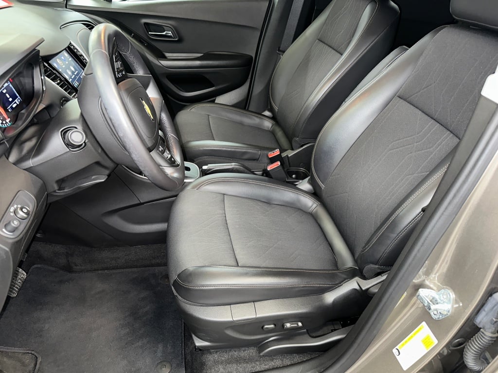 2022 Chevrolet Trax LT photo 2