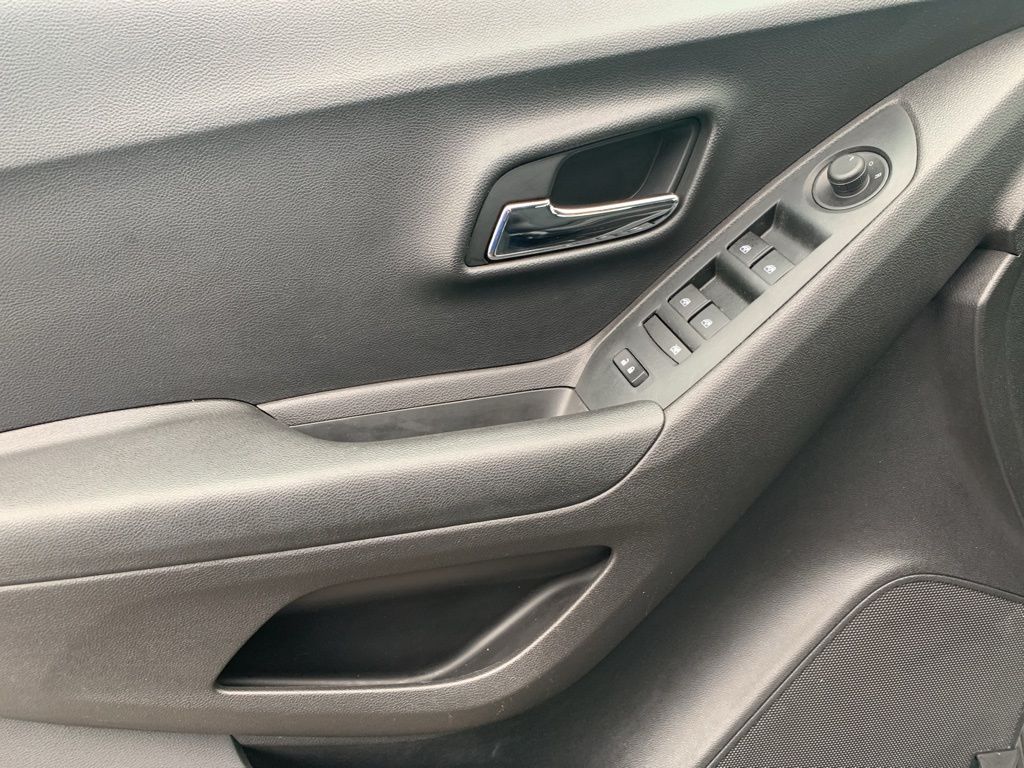 2020 Chevrolet Trax LS photo 13