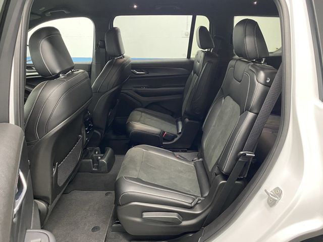 2025 Jeep Grand Cherokee Altitude photo 30
