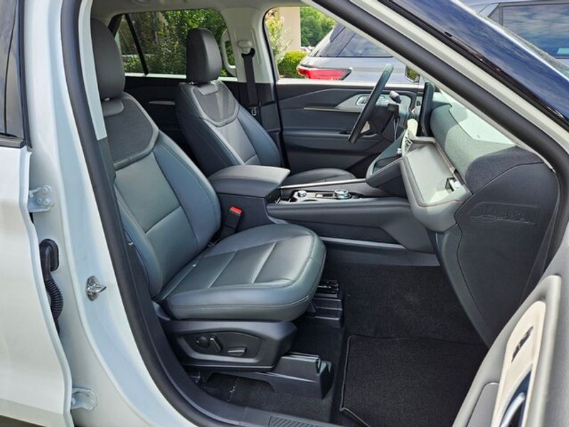 2025 Ford Explorer photo 12
