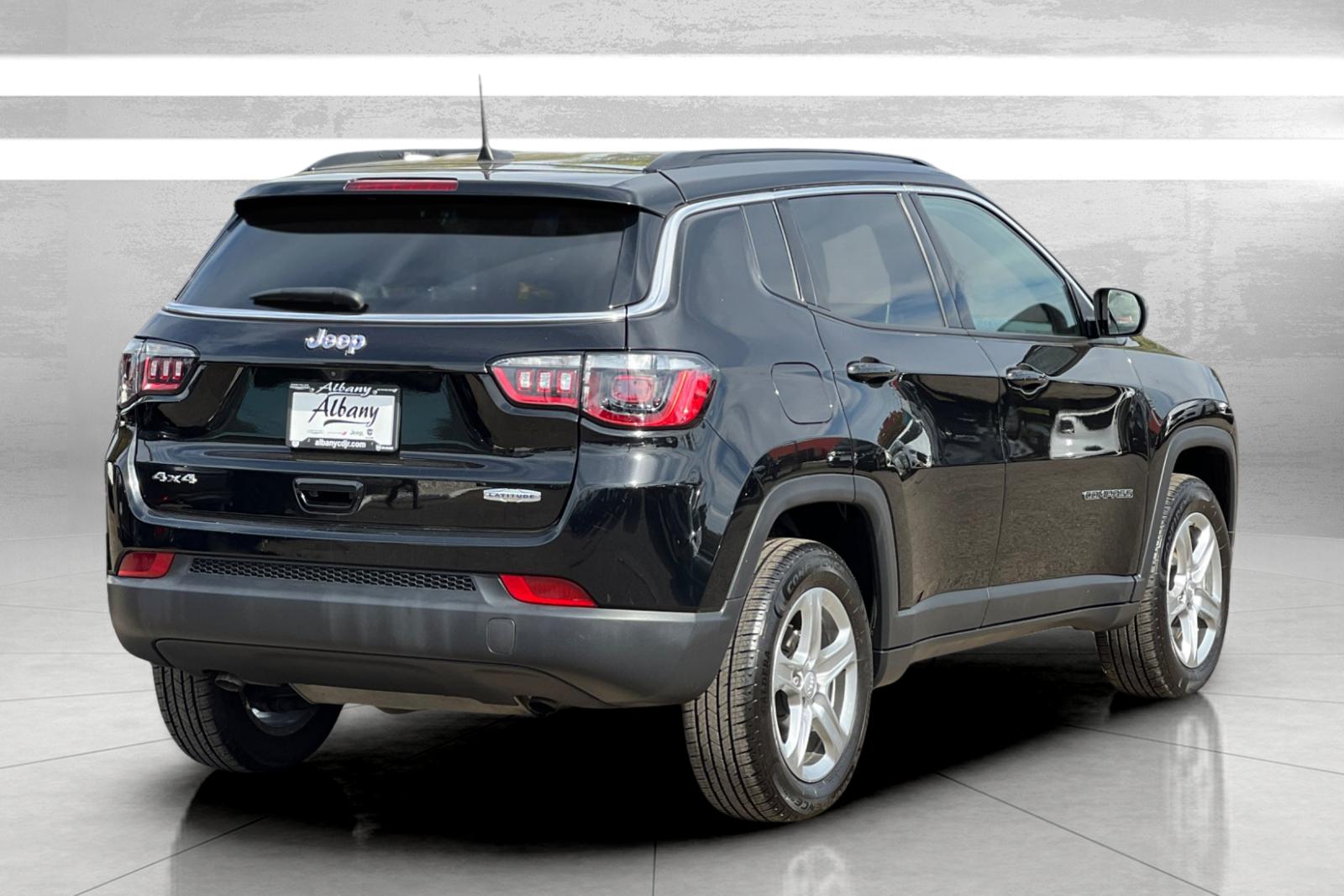 2023 Jeep Compass Latitude photo 3