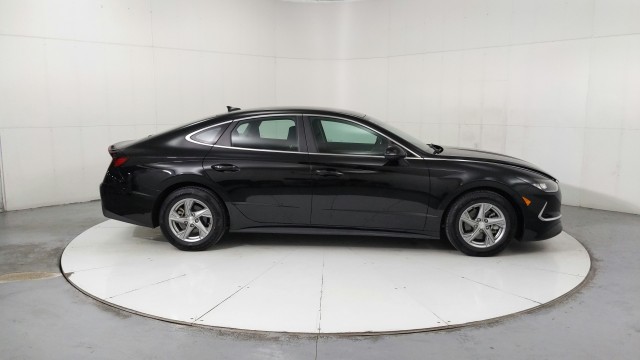 Used 2022  Hyundai SE image 6