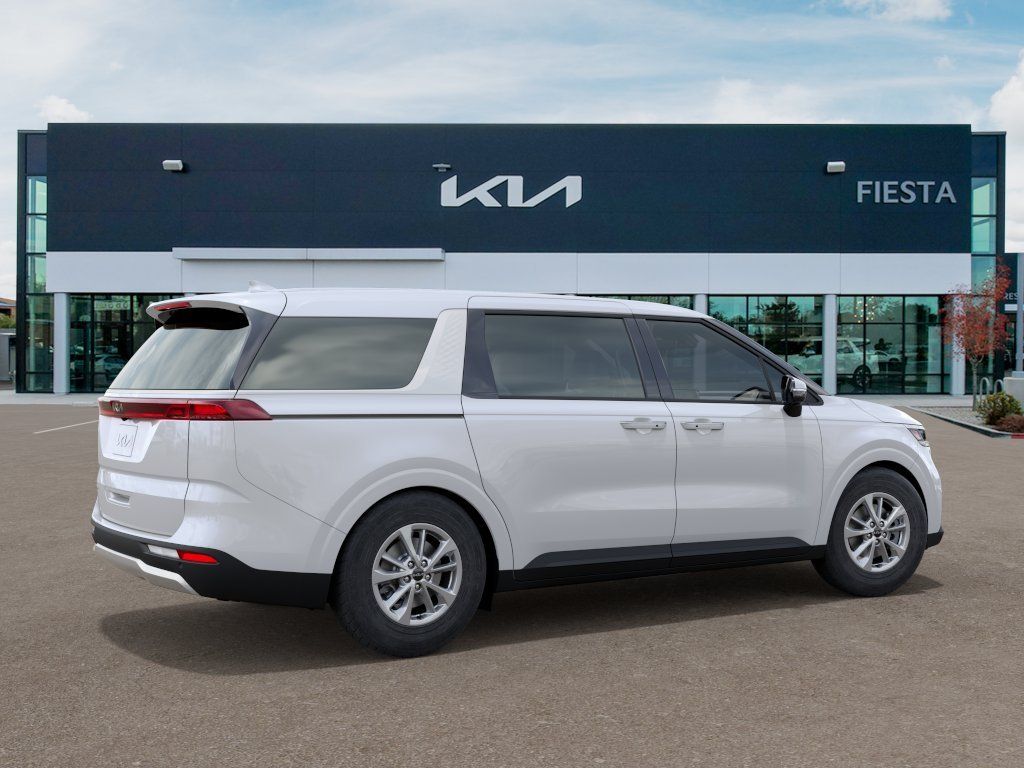 2024 Kia Carnival LX photo 6