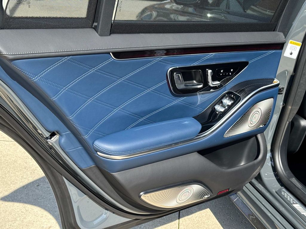 2025 Mercedes Benz S 63 e photo 10