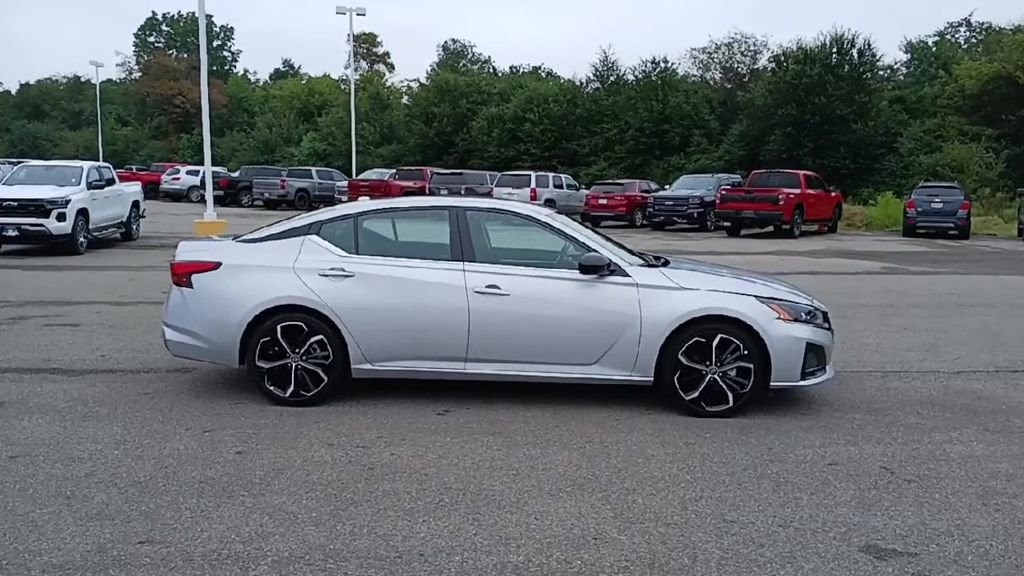 2024 Nissan Altima 2.5 SR photo 9